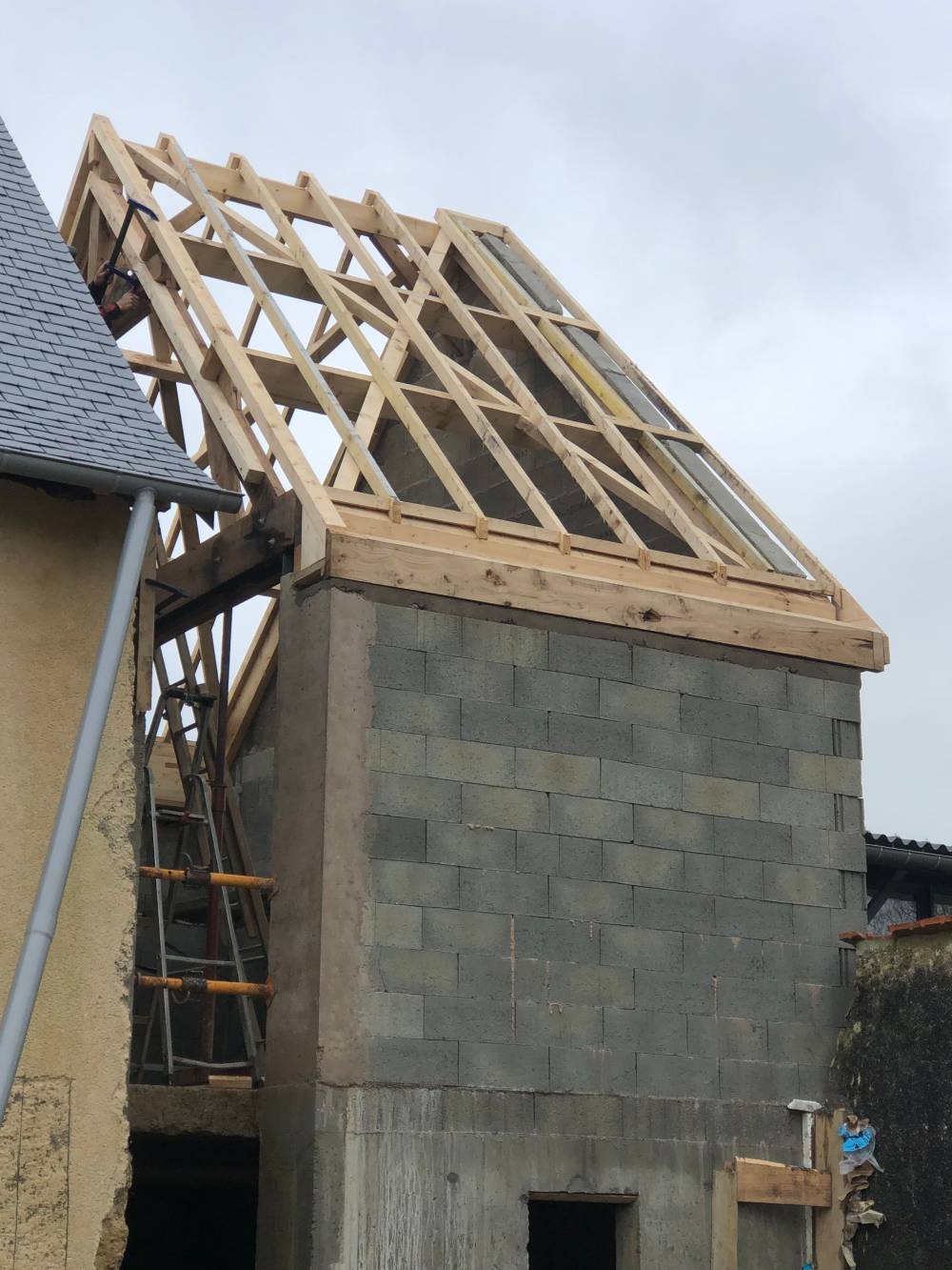 11-Charpente neuvre plus chéneaux sur partie extention-compressed